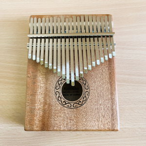 Kalimba mit 21 Tasten - Holz - Instrument - Tastenklavier - musizieren - Klänge - spielen - 1