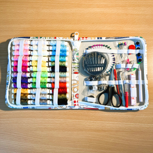 nähset-nähkasten-nähzubehör-nähutensilien-garnset-nadeln-stecknadeln-reiseset-handarbeit-diy-schneidern-reparaturset-kompakt-etui-geschenkidee - 1