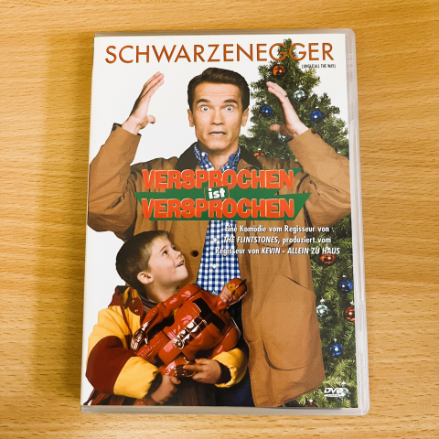 Verprochen ist versprochen-Arnold Schwarzenegger-Komödie-Weihnachtsfilm-Familie-Geschenke-Weihnachtsstress-Spass-Abenteuer-Eltern-Kinder-Action-Lacher-1