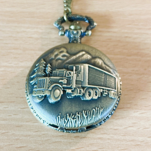 taschenuhr-lkw-motiv-vintage-uhr-kette-industrial-look-anhängerstil-metalluhr-sammlerstueck-secondhand-zeitmesser - 1