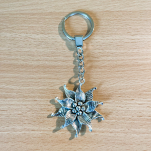 schlüsselanhänger-edelweiss-blüte-metall-alpen-schweiz-symbol-natur-geschenk-tradition-bergliebe-accessoire-tasche-schlüsselbund-heimat-1