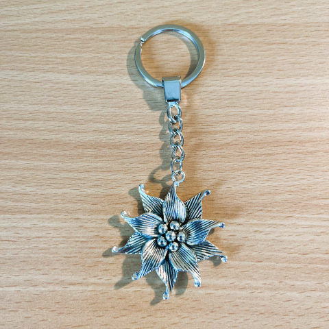 schlüsselanhänger-edelweiss-blüte-metall-alpen-schweiz-symbol-natur-geschenk-tradition-bergliebe-accessoire-tasche-schlüsselbund-heimat-1