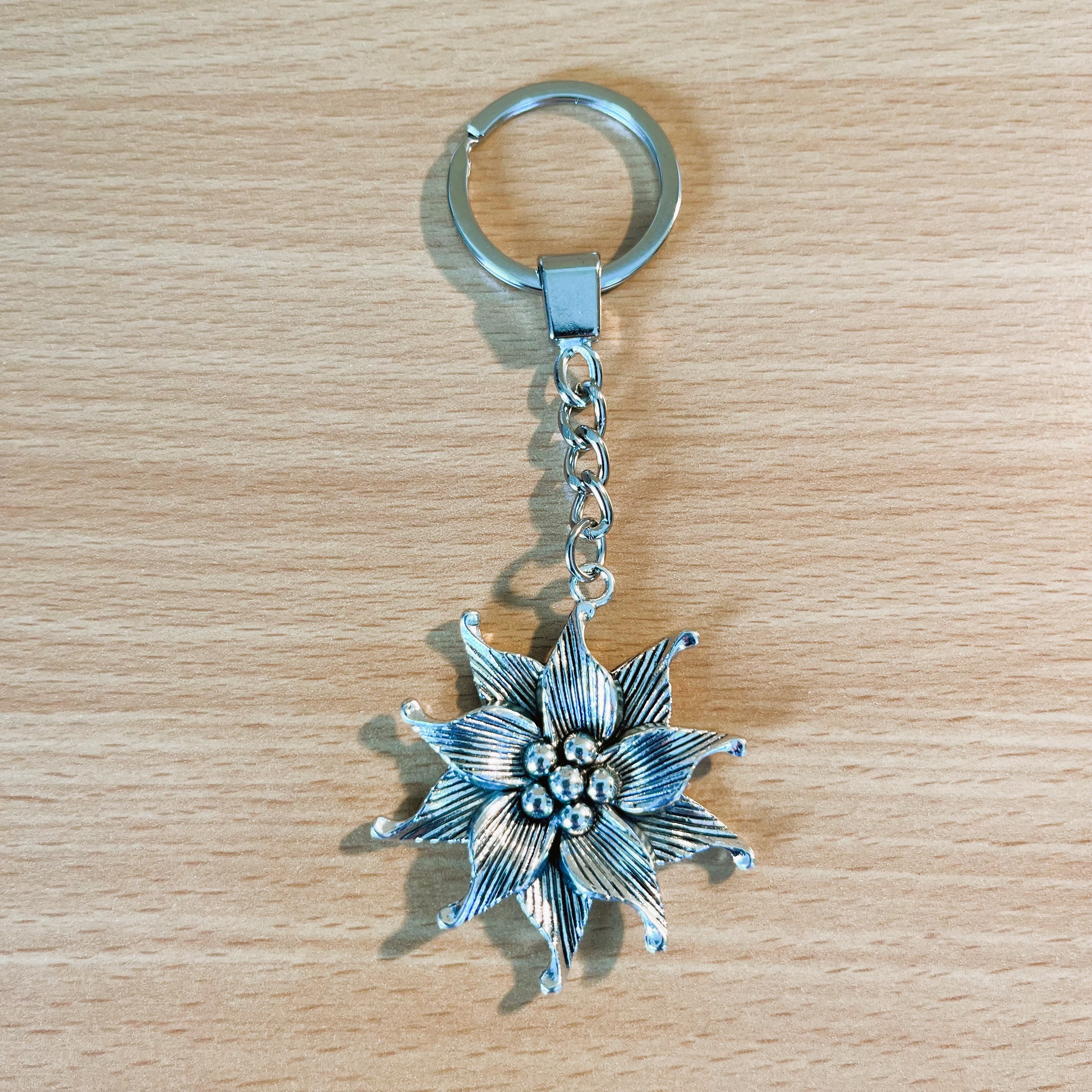 schlüsselanhänger-edelweiss-blüte-metall-alpen-schweiz-symbol-natur-geschenk-tradition-bergliebe-accessoire-tasche-schlüsselbund-heimat-1