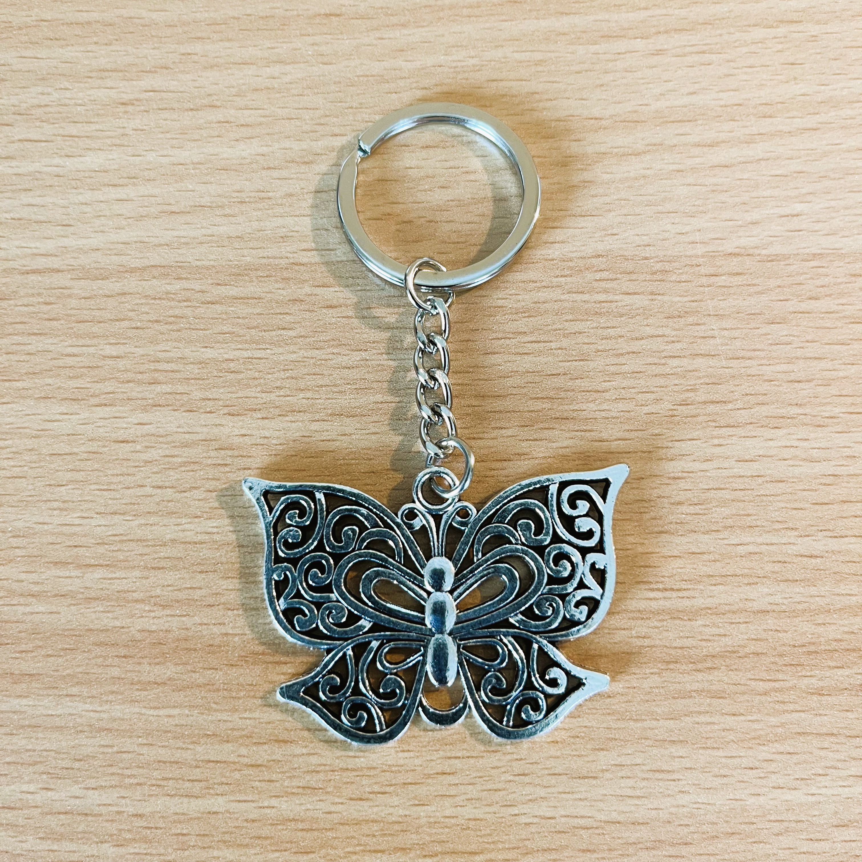 schlüsselanhänger-schmetterling-geschenk-symbol-neuanfang-elegant-accessoire-metall-kette-tasche-schlüsselbund-dekorativ-stilvoll-geschenkidee-1