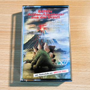 dinos action abenteuer - urzeit - am berg der zitternden felsen - kassette - hörspielkassette - dinosaurier - kinderhörspiel - abenteuer-geschichte - 1