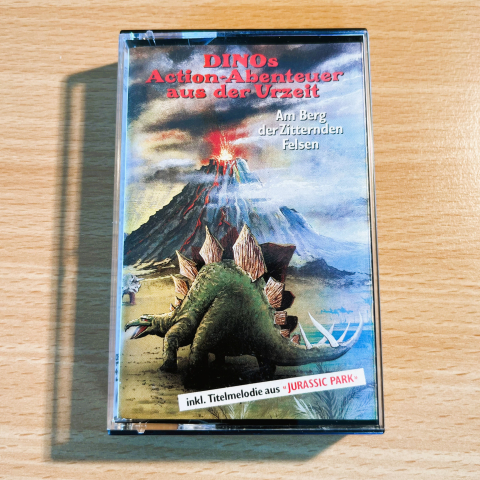 dinos action abenteuer - urzeit - am berg der zitternden felsen - kassette - hörspielkassette - dinosaurier - kinderhörspiel - abenteuer-geschichte - 1